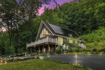 Image de Charming Lake Side Retreat- 3 bed/3 bath Chalet- Pet Friendly