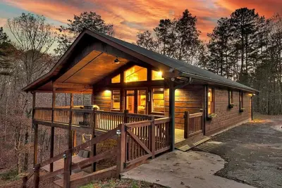 Image de 1 Mile from downtown sleeps 10 ~gameroom, hot tub & fire pit~
