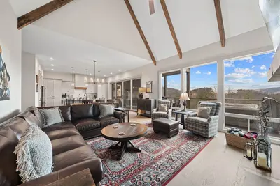 Image de Mountain Home with Modern Updates