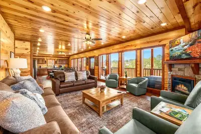 Image de Luxe Family Cabin Pool Theater Hot Tub Game Room