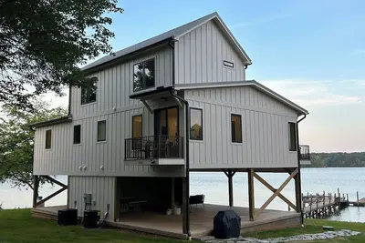 Image de Newly Constructed Waterfront Home in Sherrills Ford on Lake Norman