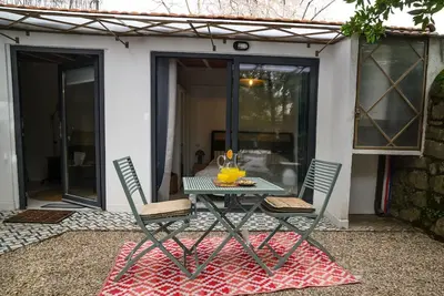 Image de old chicken coop apartment