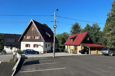 Charming 1-bedroom apartment with WiFi, Ac in serene Jezerce