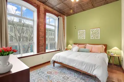 Image de Downtown View | In Unit Laundry | Parking| King Bed