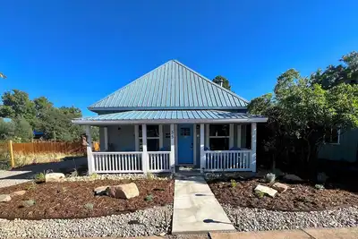 Image de Bayberry Cottage is located in peaceful downtown Bayfield.