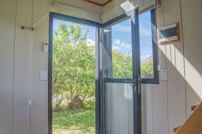 Image de Comfortable and Practical Modern Eco Tinyhome for Couples in Main Street