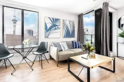 Image de Tree-Lined Studio on High Level with Skytower View