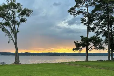 Image de Charming 2-bedroom cottage, sleeps 2-4, with WiFi & Ac in adorable Guntersville
