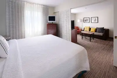 Image de Stay Close to the Job – Construction Stays Near Major Work Sites! Pool, Parking!