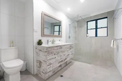 Image de Bird’s of Knuckey : Spacious 3-Bed with Esplanade Views & Pool
