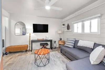 Image de Charming Beachside Apt w Laundry, Steps to Shore!