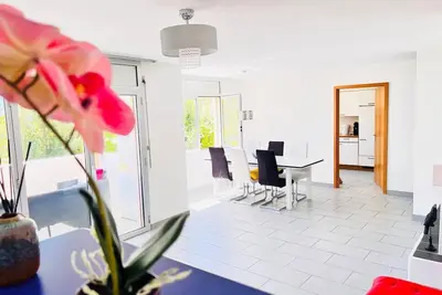Appartement ensoleillé et moderne avec vue sur le lac Relax
