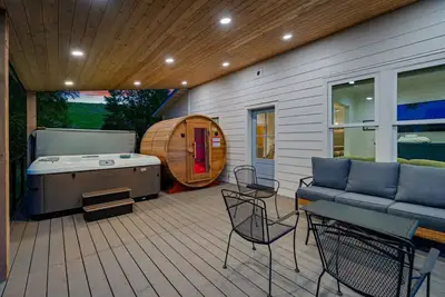 Image de NewlyRemodeled+HotTub+Sauna+Arcades+Sleeps15!