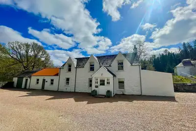 Stalkers Cottage -  a cottage that sleeps 5 guests  in 3 bedrooms