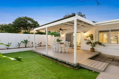Image de Bright and Spacious Triplex Near Holloways Beach