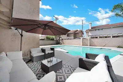 Image de Modern Spacious Central 5 bedroom Pool House with Spa
