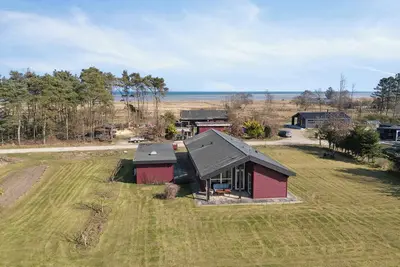 Image de Lovely bright house near the beach in nature.