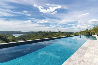 Image de Peaceful Hinterland Haven with Panoramic Views