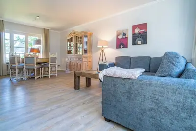 Image de In Alt-Westerland, surrounded by old trees and Frisian houses.