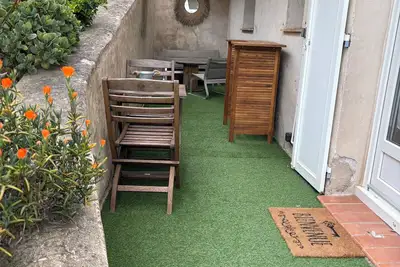 Image de Charmant petit appartement, terrasse salon de jardin plancha