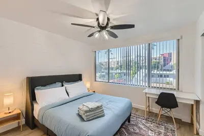 Image de Experience the comfort of our remodeled 2-bedroom, 1. 5-bath residence