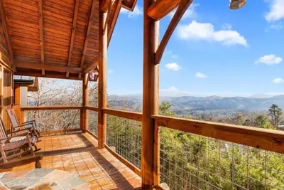 Image de Gorgeous 4 bedroom with nonstop mountain views, hot tub, movie room, and games!