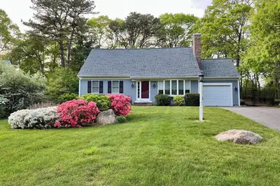 Image de New Listing! Lovely 3bd Home--A/C, Outdoor Shower, Yard & Deck, 900ft to Shining Sea Bikeway