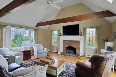 Image de Brand New Listing! Lovely 4bd--A/C, Big Deck, Bonus Room with Bar, Walk to Old Silver Beach