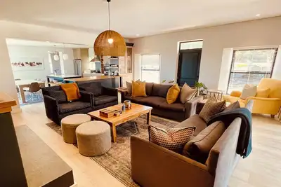 Image de Rondebos Retreat: Tranquil 4-Bedroom Farmhouse with Coastal Views & WiFi