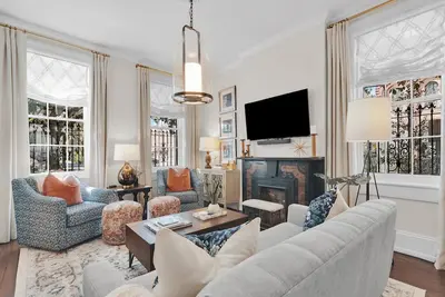 Image de Luxury Townhome w/ Prime Location, Parking, Courtyard by Lucky Savannah