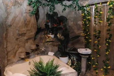 Image de Themed Suites with Private Tub, Shower Massage, Fireplace!
