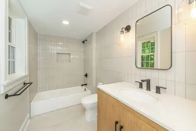 Image de Cozy 2-bedroom apartment 9 mins from Rwj hospital and Somerville with central Ac