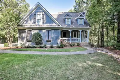 Image de Spacious Lakefront 5-bedroom house in charming Greensboro