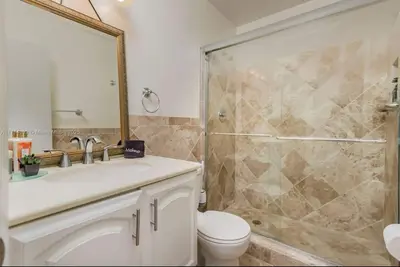 Image de Charming 2-bedroom chalet with WiFi and Ac in wonderful Lauderdale-by-the-Sea