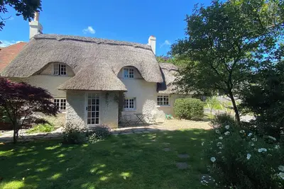 Image de Beautiful 350 Year Old New Forest Thatched Cottage - Near The Sea