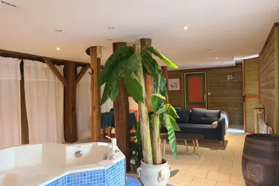 Grand studio avec jacuzzi privé