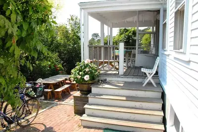 Image de Charming Two-Level Retreat – Steps from Bangs Street!
