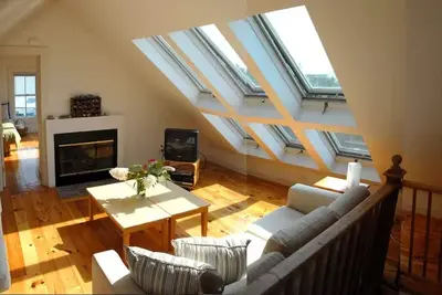 Image de Spacious Upper Duplex with a Private Sundeck