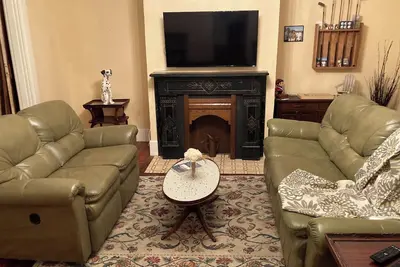 Image de Historic Home in Downtown - 11 Guests/7 Beds - Hot Tub - Close to Cedar Point