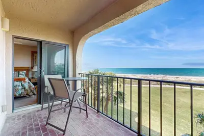 Image de Oceanfront condo with panoramic views, shared pool, and private washer & dryer