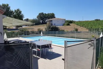 Image de Maison avec piscine, au pied des vigne, pour réunir famille ou amis.