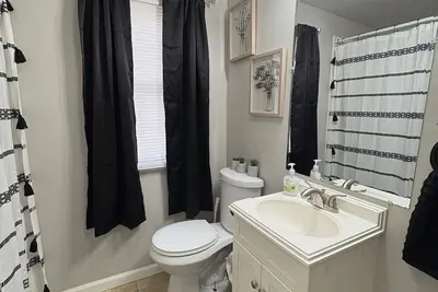 Image de Chic & Cozy 2br, Walk to Notre Dame Fun!