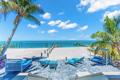 Image de “Beachfront” Luxury Island Home. Private Swim Spa~Dock Fishing~GolfCart Stunning
