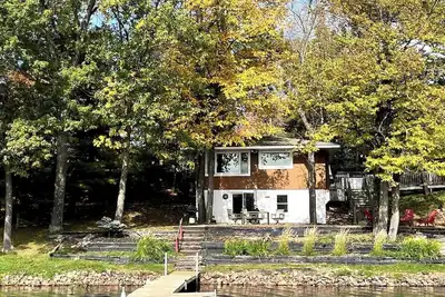 Image de Cozy Lakefront Cabin w/ Stunning Views & Pontoon!