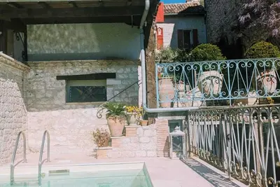 Image de Aux pieds de la cité médiévale de Lauzerte. Appartement tout confort avec piscine