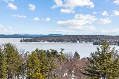 Cozy 3-bdrm/2bth condo with balcony, lake views, pool and short walk to Weir's