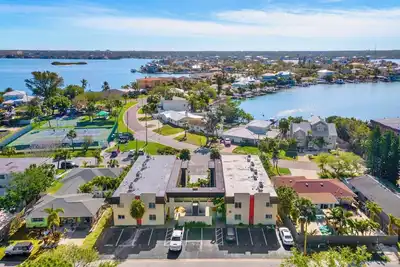 Image de Newly Renovated Indian Rocks Beach Condo King Bed