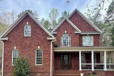 Image de Stunning Custom 4-bedroom with creek, trails, & privacy in Chapel Hill