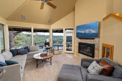 Image de Ev Charger-Private Hot Tub-25 mins to Mt Bachelor-5 mins to Old Mill