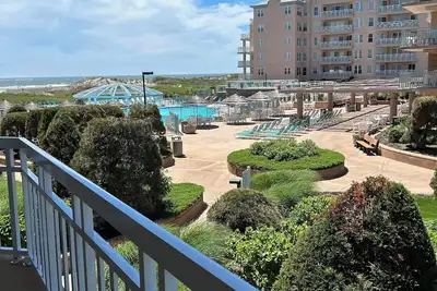 Image de Relaxing Coastal Getaway with Pools, Private Beach & Balcony Dining